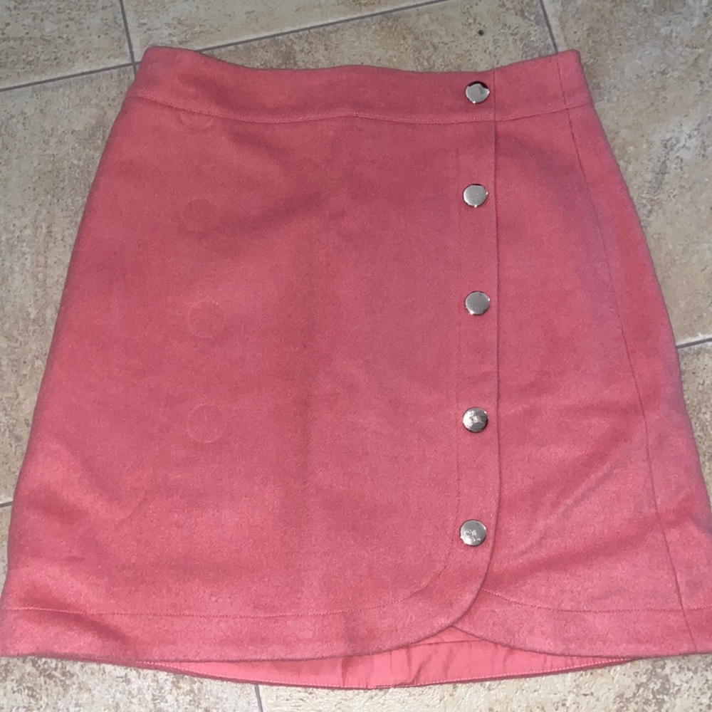 Salmon color, aloft skirt. Great condition. Size 2